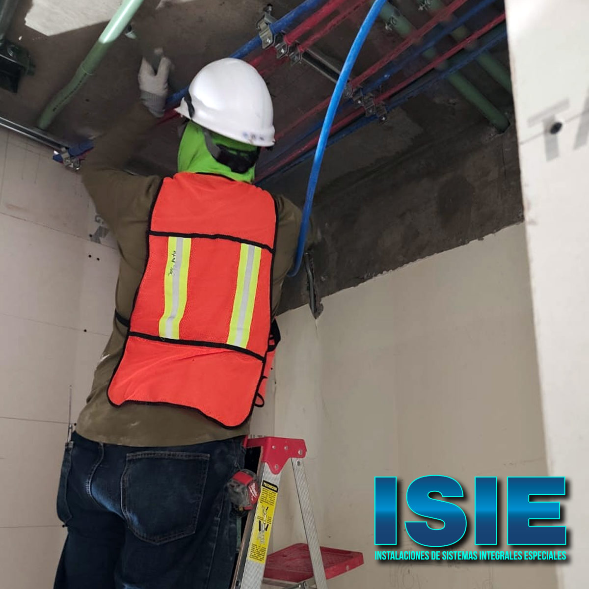 Instalación de cableado y canaletas para tiras LED